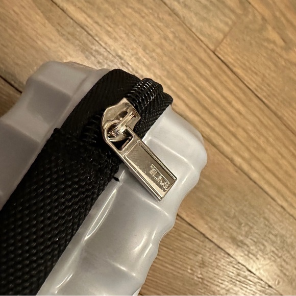 Tumi by Delta First Class Mini Suitcase Amenity Kit Hardshell Bag in Grey Gray - Picture 4 of 7